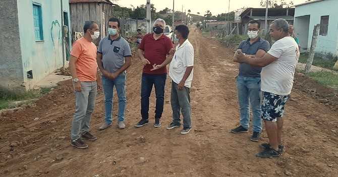 Camacã: Moradores do Brogodó felizes com o casacalhamento e patrolamento do bairro
